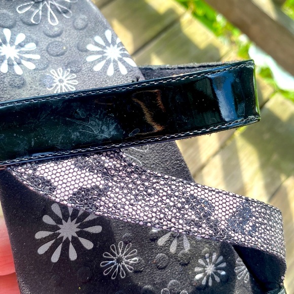 Vionic Jodie Strappy Sandal Black Patent Leather Chantily Lace Design Sz 8 - Picture 11 of 13